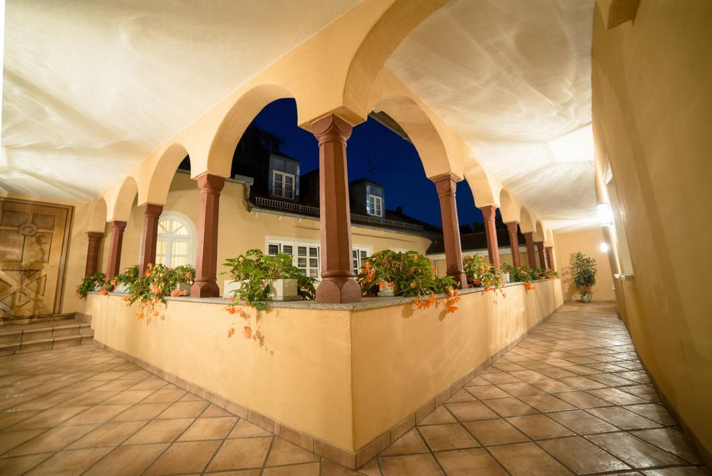 Boardinghouse Pfarrkirchen Hotel ภายนอก รูปภาพ