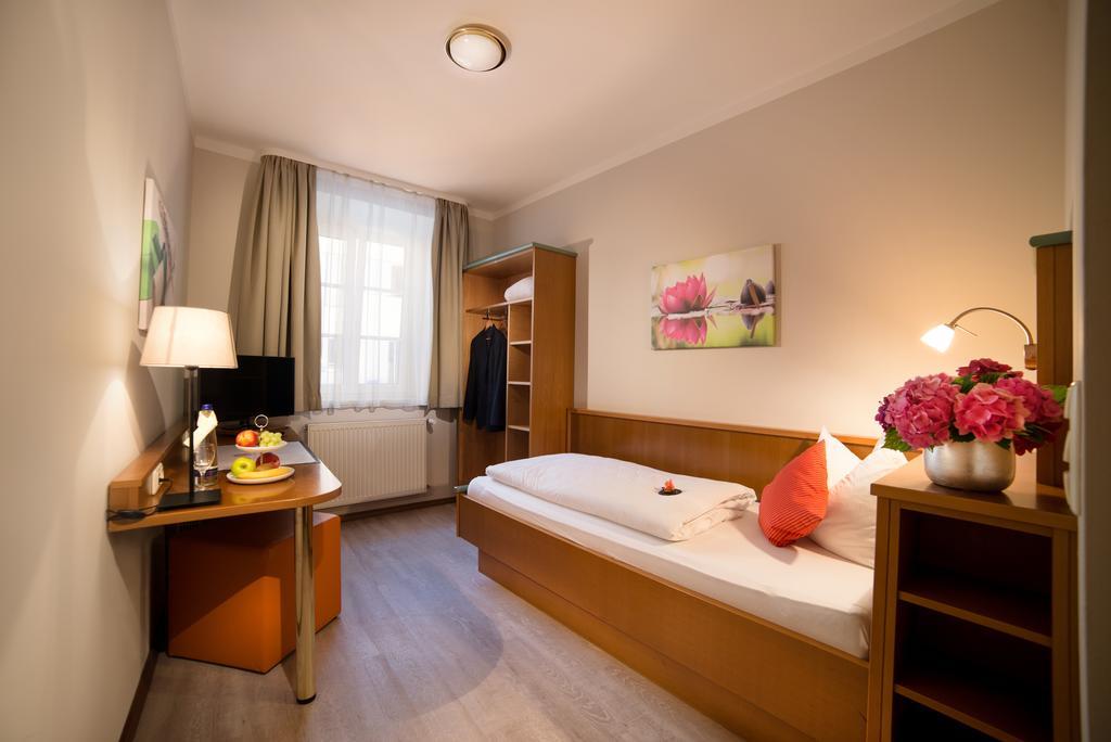 Boardinghouse Pfarrkirchen Hotel ภายนอก รูปภาพ